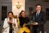 Maria Carmela Bonelli premiata da Roberto Giacobbo e dalla padrna di casa Marisa Melpignano
